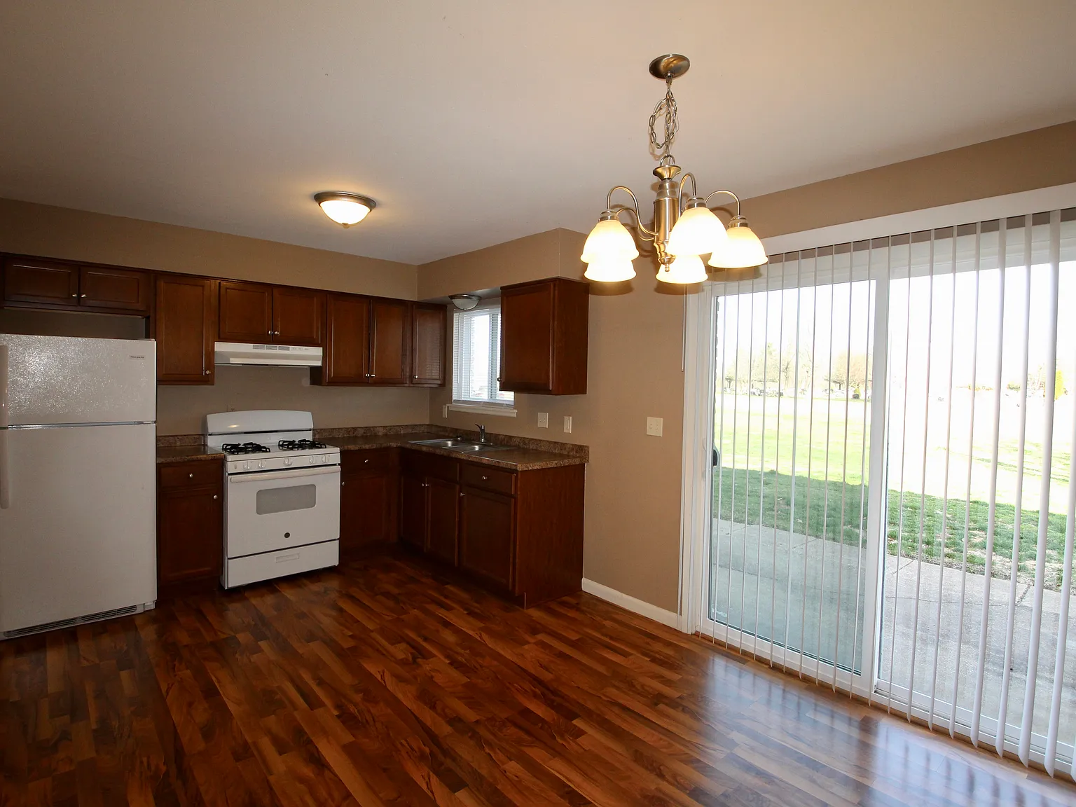 2 bed, 1.5 bath, 1064 sqft, $1,100 — Photo 4