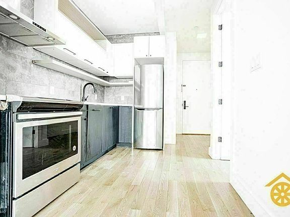 2nd image of 916 Bergen St #3C