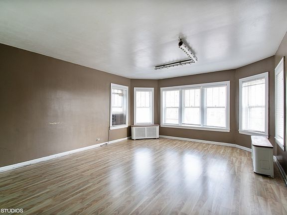 3rd image of 6430 N Claremont Ave APT 2