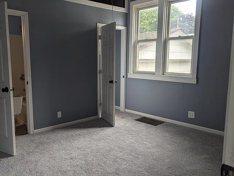 423 E Washington St — Photo 5