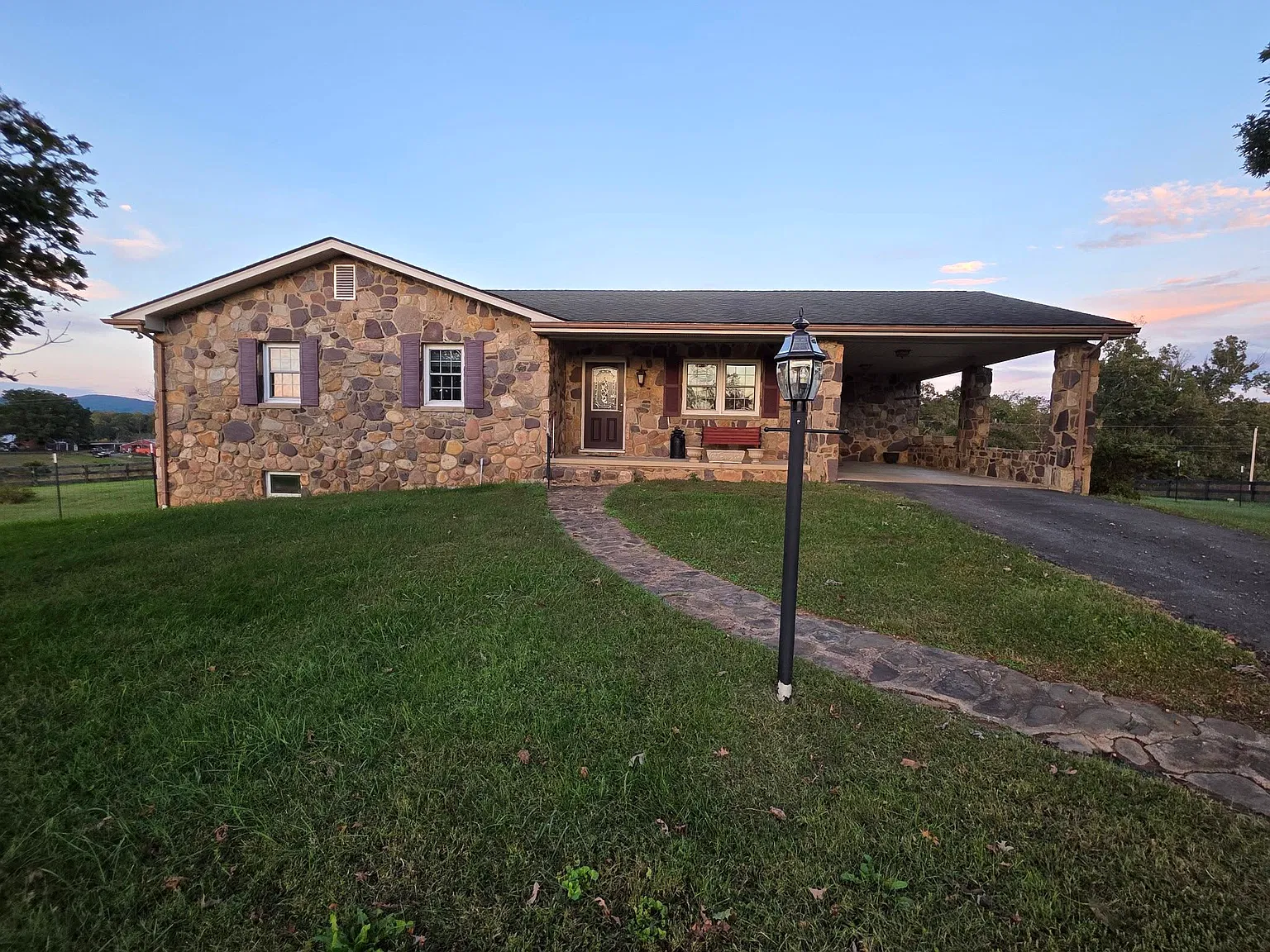 3 bed, 2.5 bath, 2664 sqft, $3,200 — Photo 2