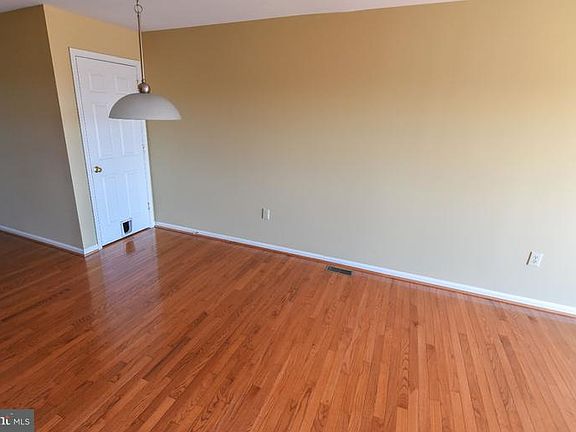 5th image of 1042 Almond Dr