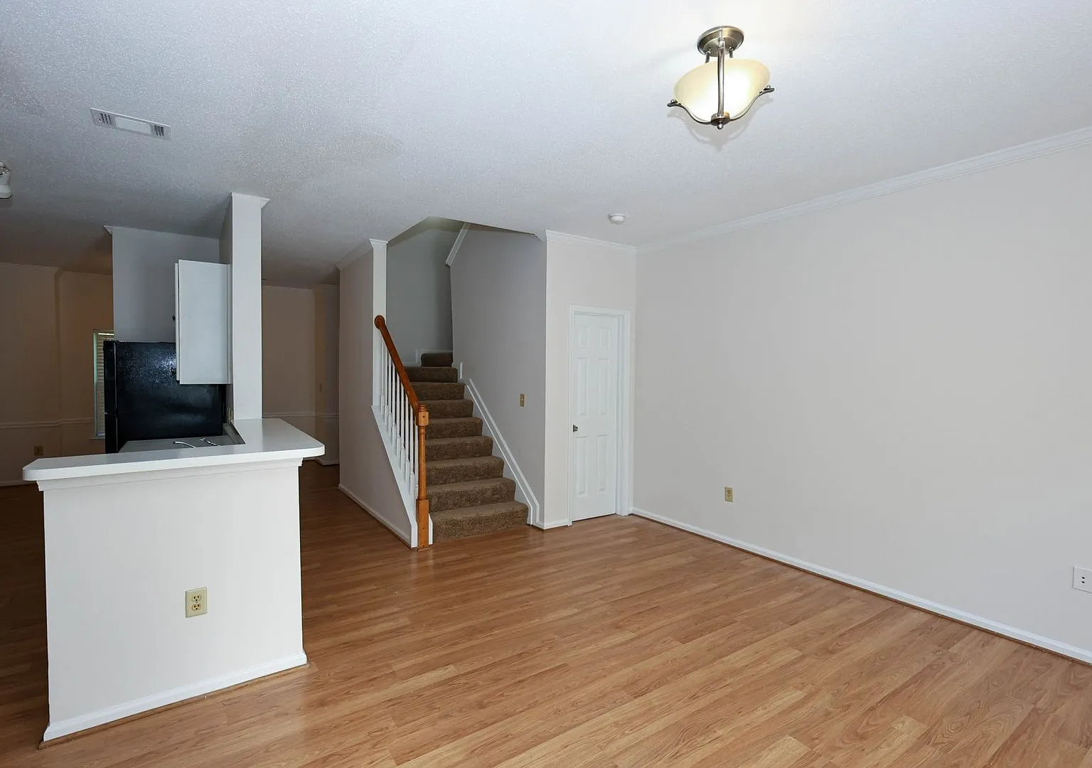 Beautiful 3 Bedroom Townhome — Photo 4
