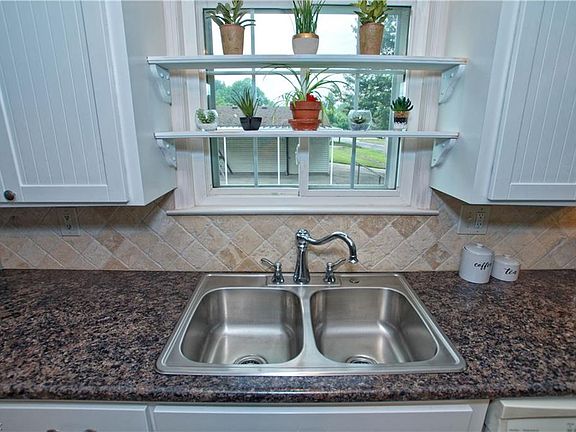 5th image of 3375 Amherst Ave