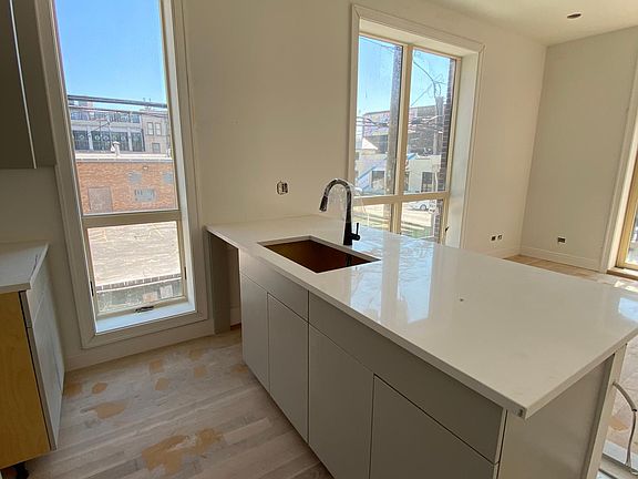 2nd image of 1050 W Cornelia Ave Floor T401