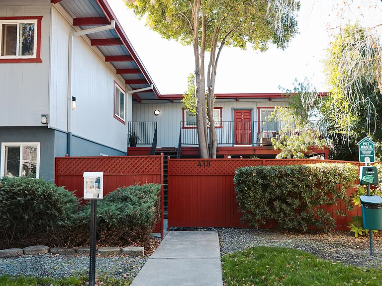 I Street Apartments — Photo 17