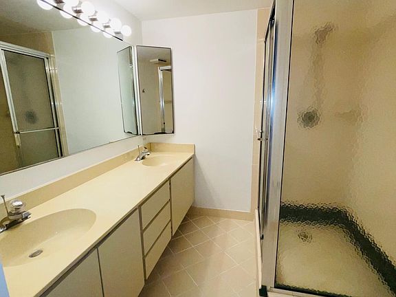 3rd image of 521 Live Oak Lane #521