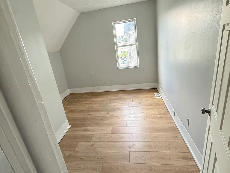 304 W 9th St #1 — Photo 10