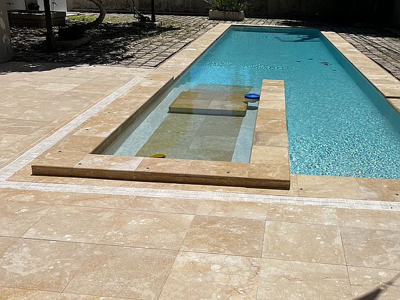 Baja shelf for lounging and safe play area.

Area de baja profundidad para descansar o jugar de forma segura.