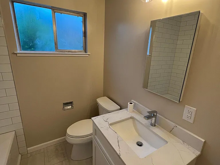 1373 Columbia St — Photo 8