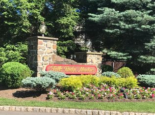 4 Falls Bridge Dr, Totowa, NJ 07512