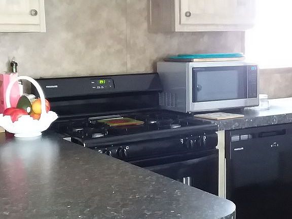 Gas stove, dishwasher