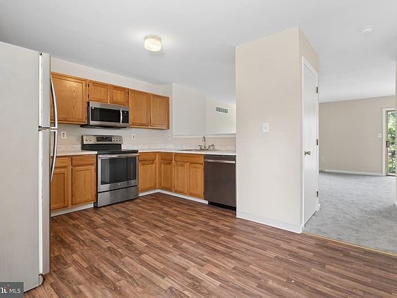 5th image of 325 Charring Cross Dr
