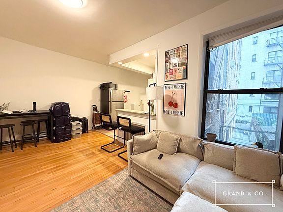 3rd image of 14 Maujer St APT 8