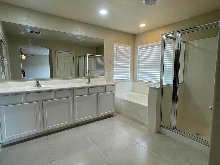 1466 E Holiday Dr — Photo 11