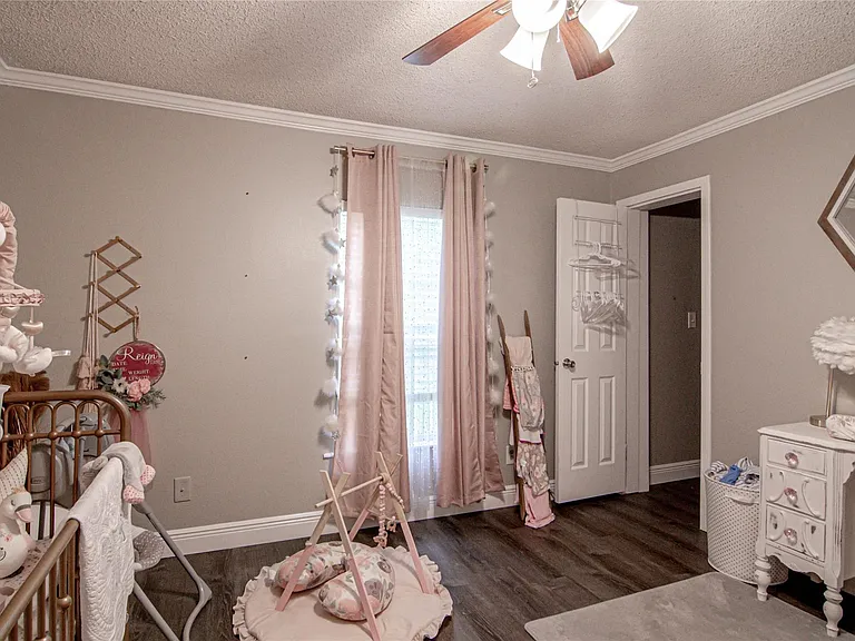 160 Varsity Dr — Photo 25