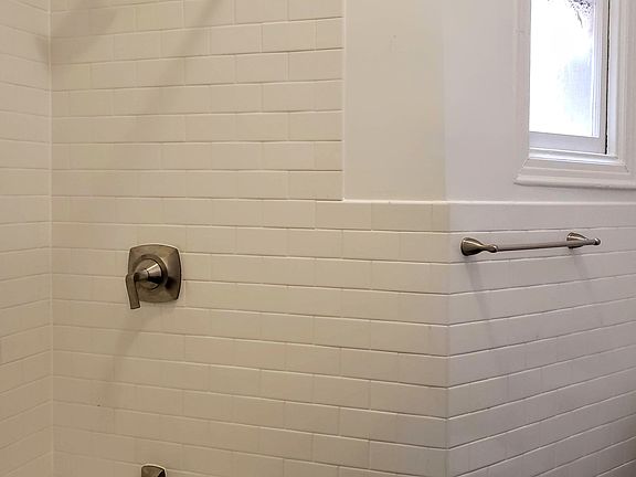 5th image of 848 Manhattan Ave #6