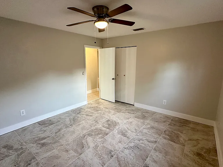 907 Royal Oak Ct — Photo 11