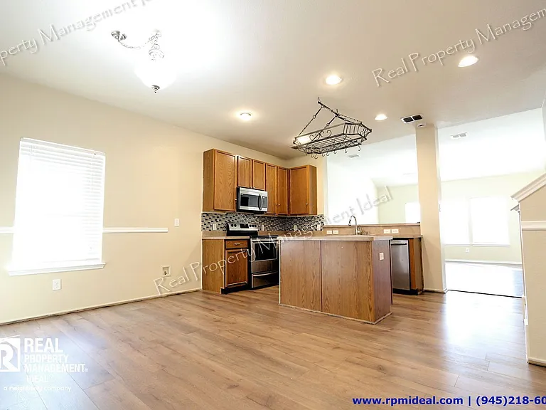 1910 Pin Oak Ln — Photo 6
