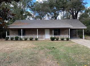 54 Village Trl, Hattiesburg, MS 39401