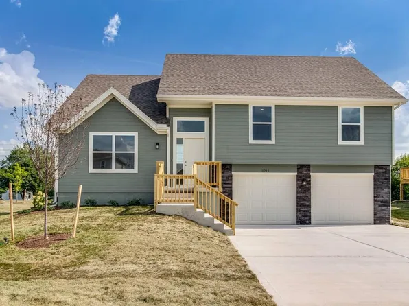 10293 Lucca Ln, Peculiar, MO 64078