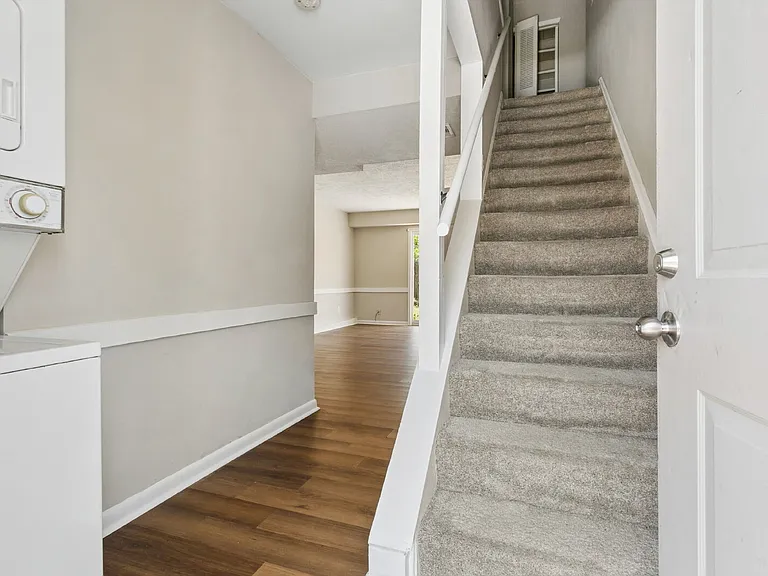 506 Genneys Way — Photo 3