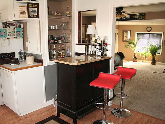 Breakfast nook/bar