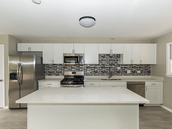 4th image of 909 Riverview Dr