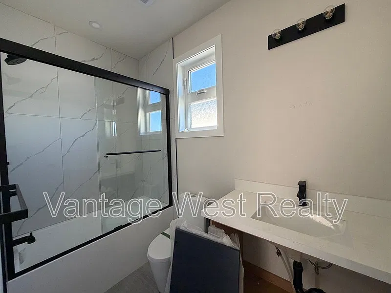 4 bed, 2.5 bath, 2442 sqft, $3,800 — Photo 4