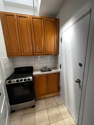 Rented by Salon Realty Corp | media 7