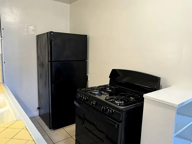 915 Freeman Ave. — Photo 6