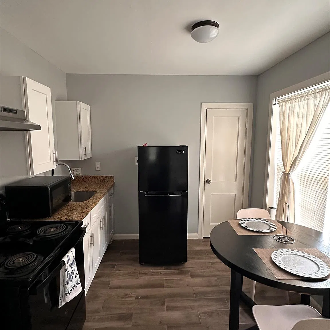 Studio, 1.0 bath, 400 sqft, $850 — Photo 4