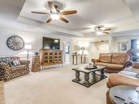 3rd image of 2901 Woodside Dr