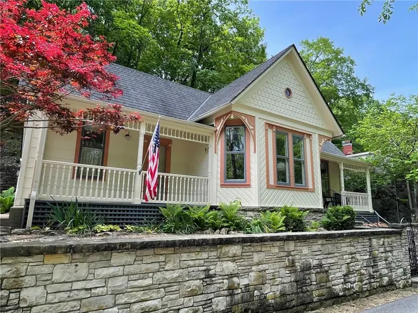 24 Armstrong St, Eureka Springs, AR 72632