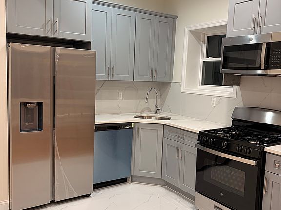 3rd image of 156 Bay 29th St #1