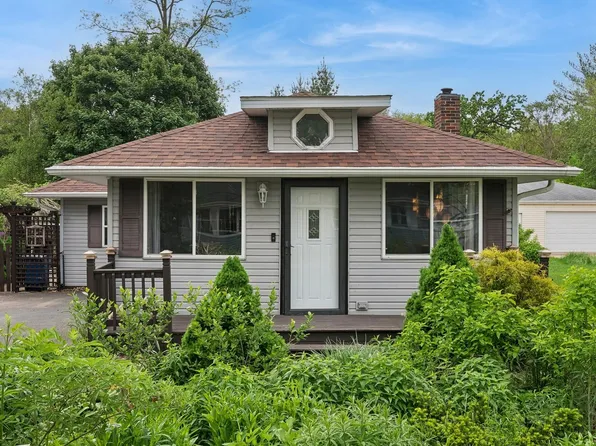 27568 N Hickory St, Island Lake, IL 60042