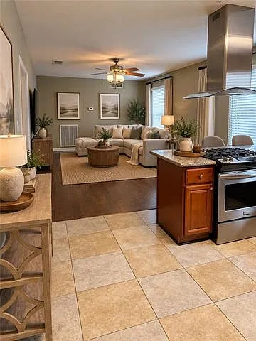 2 bed, 1.0 bath, 928 sqft, $1,300 — Photo 2