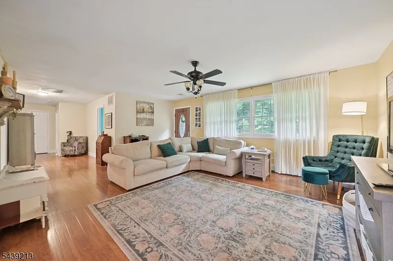 4 bed, 2.0 bath, 3000 sqft, $4,000 — Photo 2