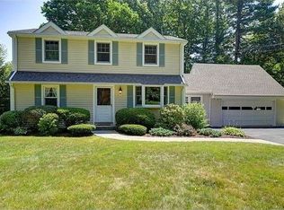 393 Winnepoge Dr, Fairfield, CT 06825
