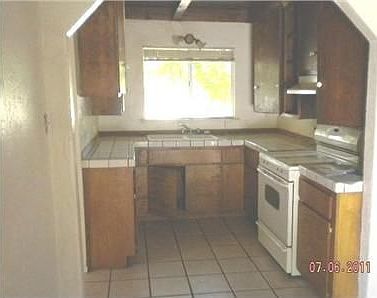 4th image of 2073 N Beachwood Dr