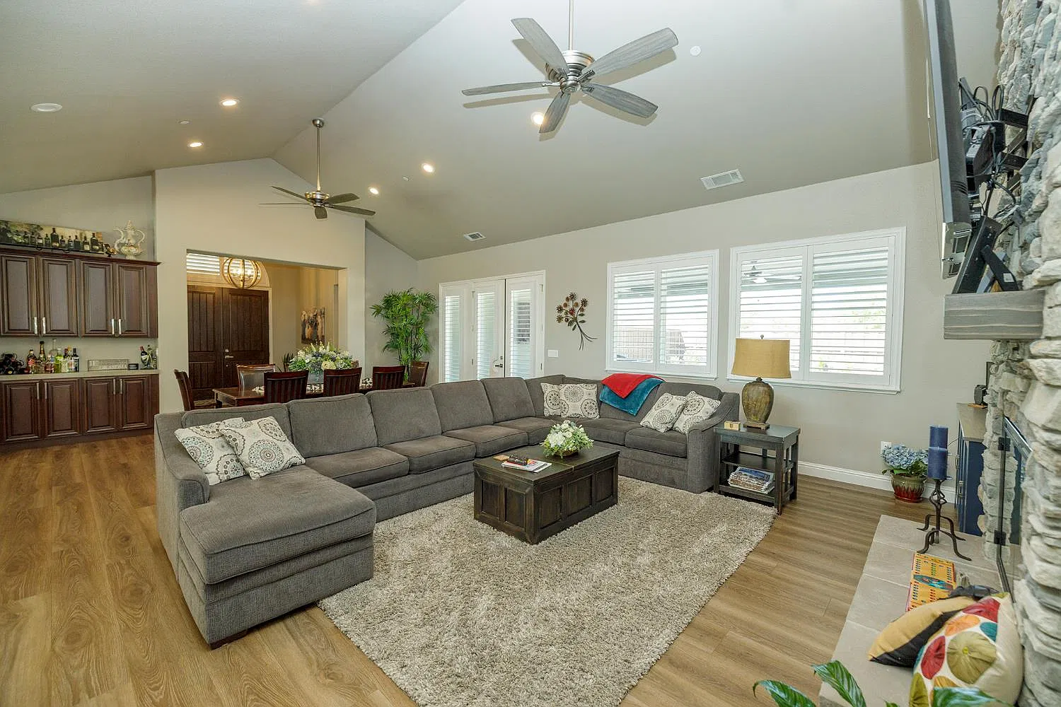 3 bed, 2474 sqft, $2,995 — Photo 3