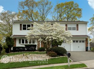 5 Henni Ct, Syosset, NY 11791