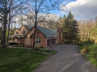 1135 Oak Hollow Dr, Milford, MI 48380