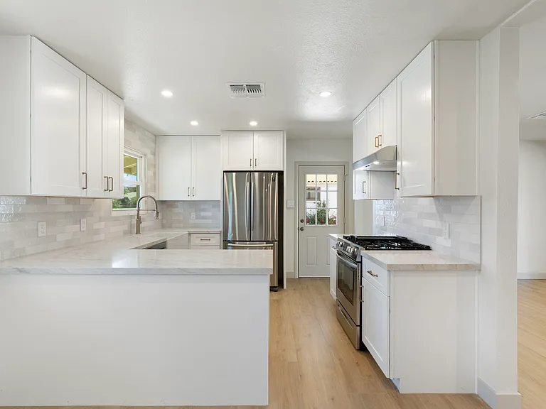 715 W Oregon Ave — Photo 17