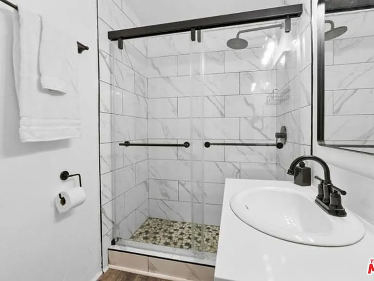 993 Cameron Dr — Photo 15