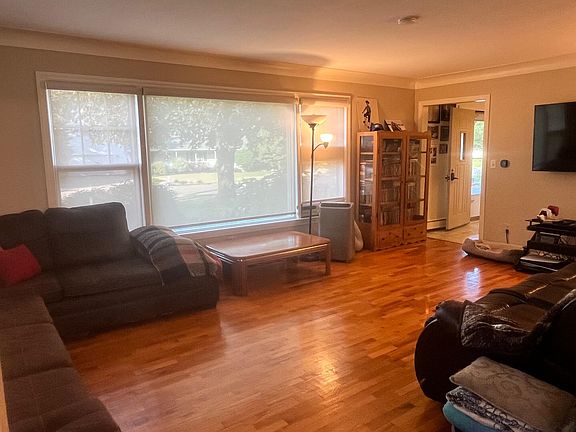 5th image of 210 Martha Dr