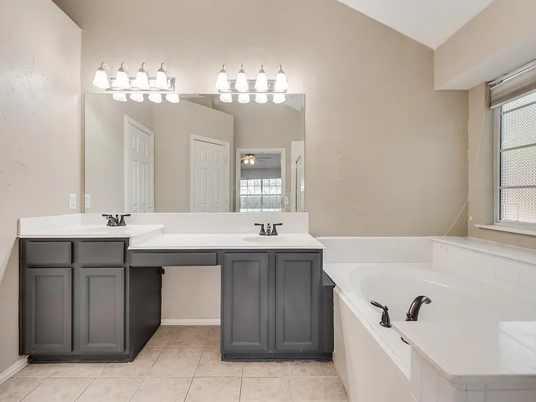 10911 Robincreek Ln — Photo 11