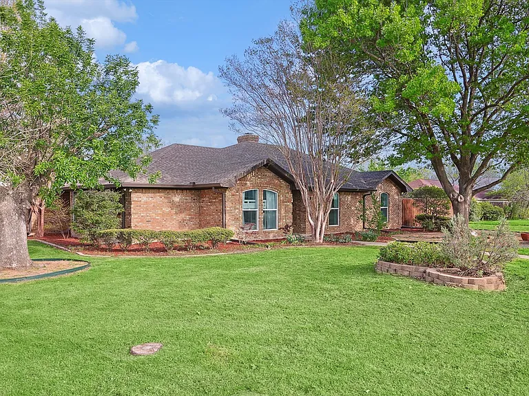 3322 Darby Ln — Photo 9