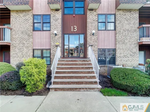 145 Overlook Ct #A, Woodbridge, NJ 07095