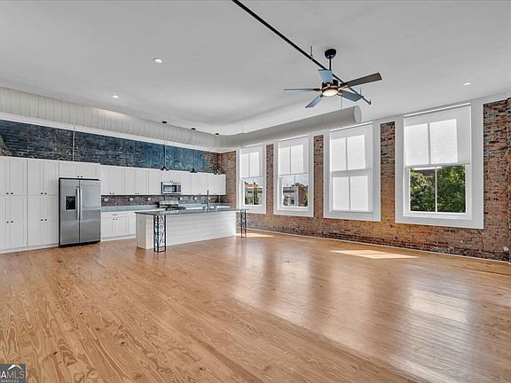 5th image of 565 Poplar St